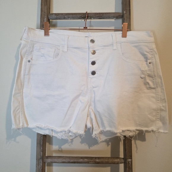 ⭐️40% Off⭐️ Old Navy Mid Rise Boyfriend Cut Off Shorts in Calla Lily - Picture 1 of 13